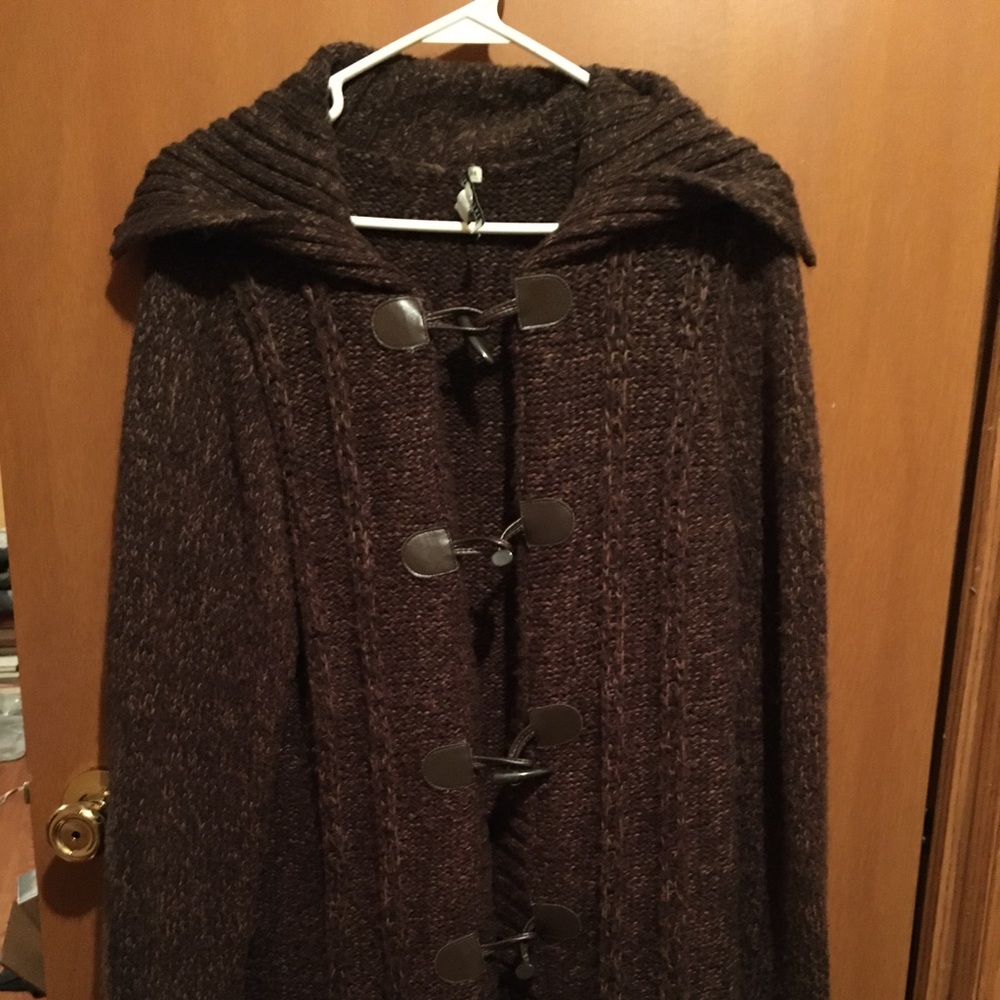 Button clasp sweater